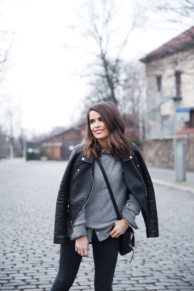 Check_Shirt-Grey_Knitwear-Black_Jeans-Chained_Booties-Street_Style-Outfit-33