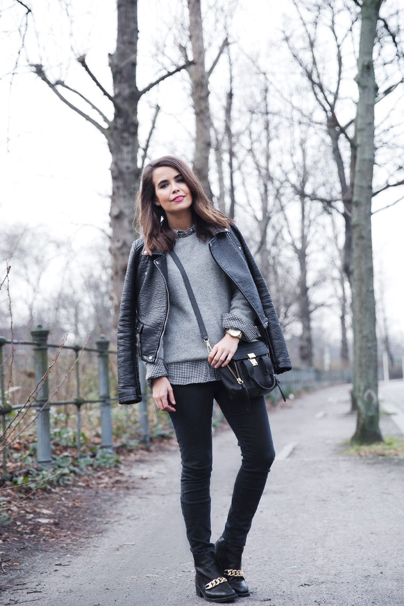 Check_Shirt-Grey_Knitwear-Black_Jeans-Chained_Booties-Street_Style-Outfit-5