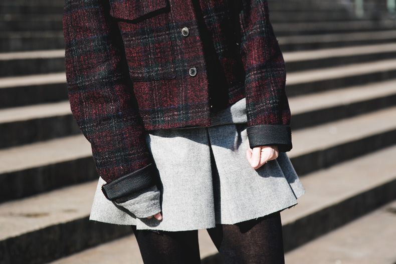 GRey_Skirt-Plaid_Jacket-Chain_Boots-Outfit-street_Style-33
