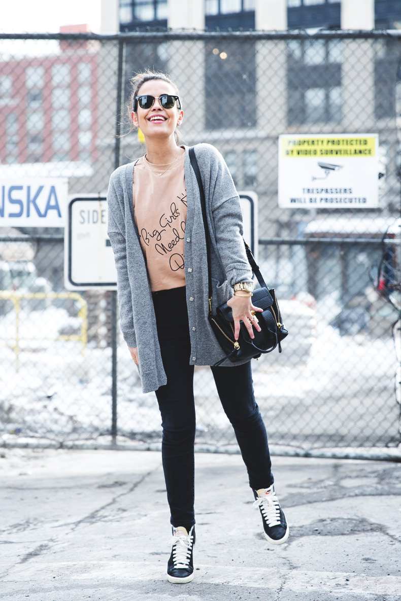 Sarenza-Sneakers-Jeans-Cardigan-Outfit-Street_Style-NYFW-22