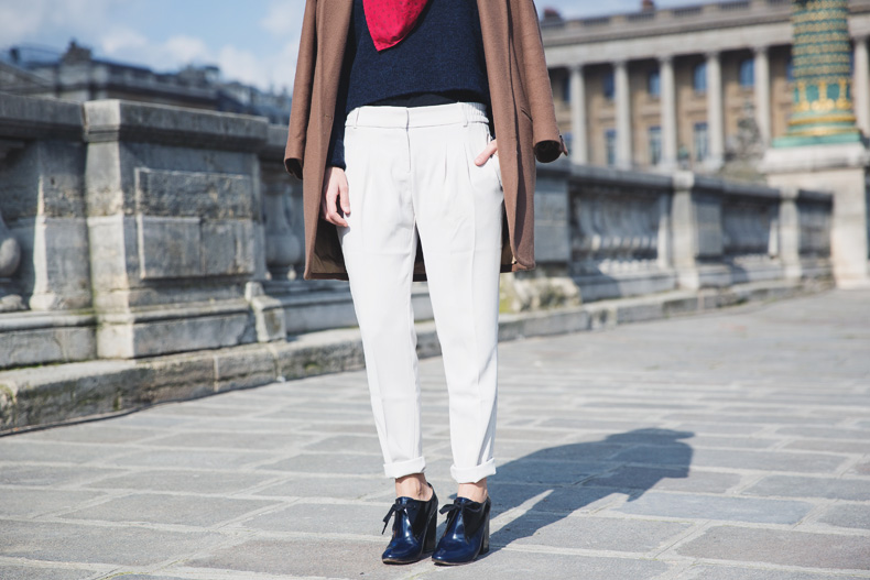 WHITE_TROUSERS-HAT-SCARF-BLUE-CAMEL_COAT-PFW-STREET_STYLE-33