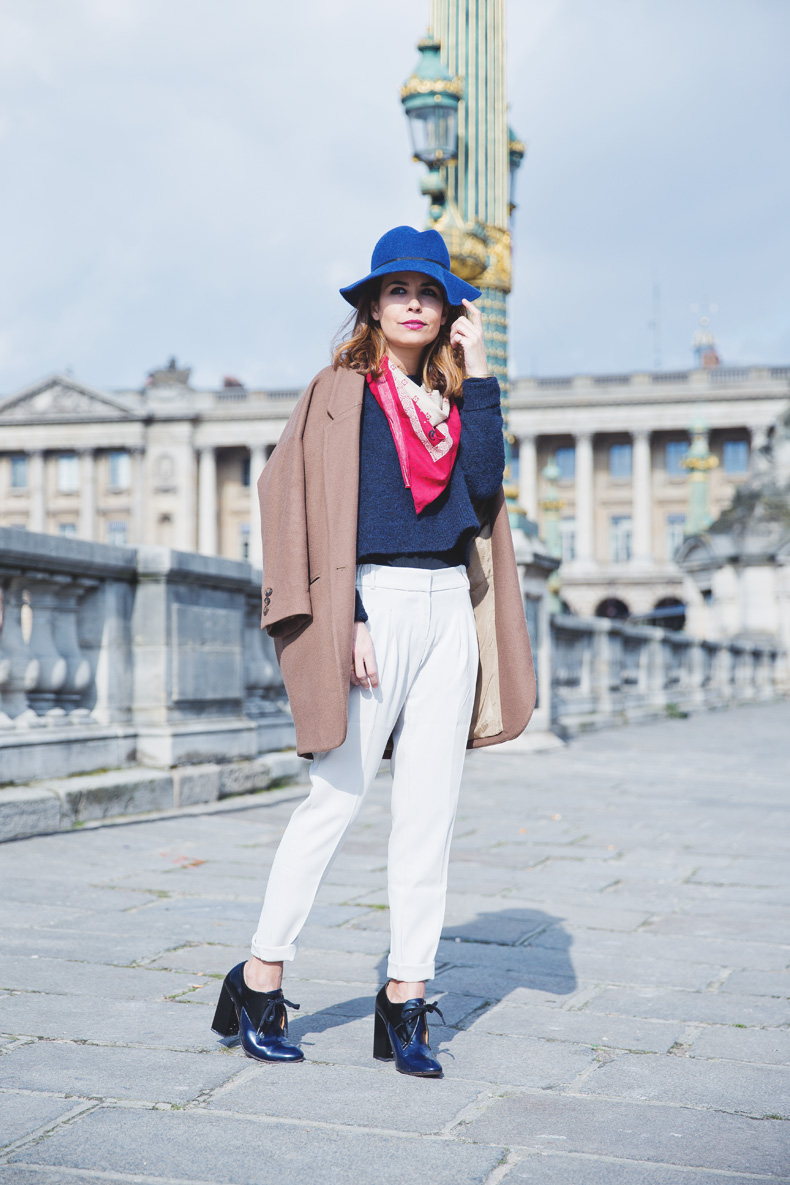 WHITE_TROUSERS-HAT-SCARF-BLUE-CAMEL_COAT-PFW-STREET_STYLE-7