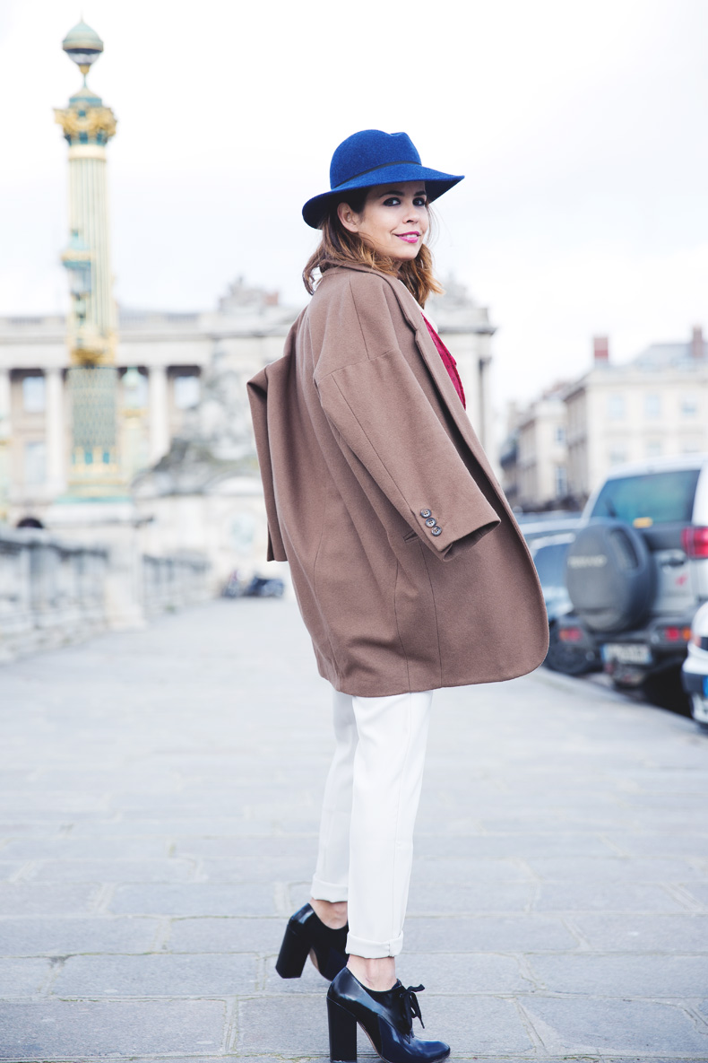 WHITE_TROUSERS-HAT-SCARF-BLUE-CAMEL_COAT-PFW-STREET_STYLE-22