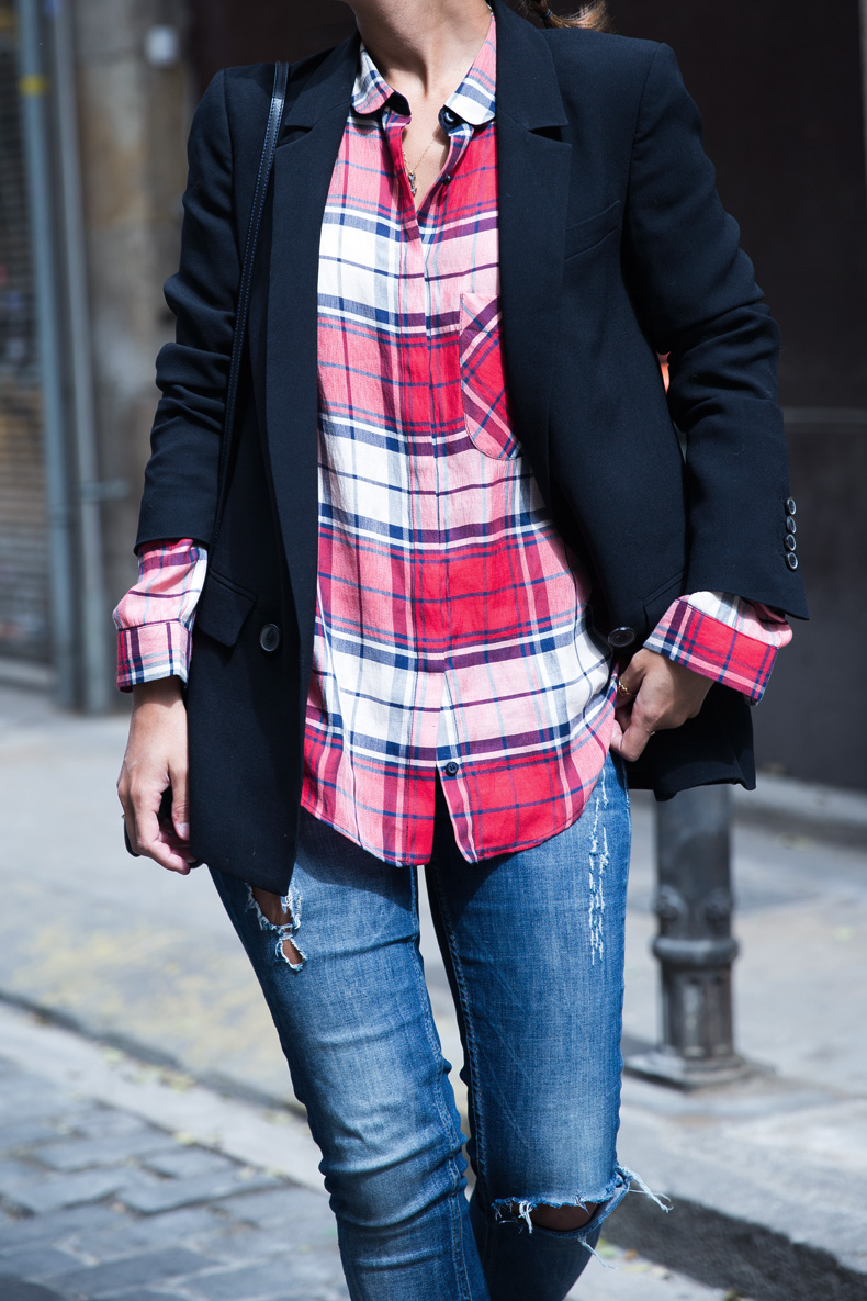 Barcelona_Travels-Belbake-Travels-Plaid_Shirt-Ripped_Jeans-Outfit-Street_Style-Collagevintage-21