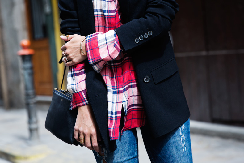 Barcelona_Travels-Belbake-Travels-Plaid_Shirt-Ripped_Jeans-Outfit-Street_Style-Collagevintage-43