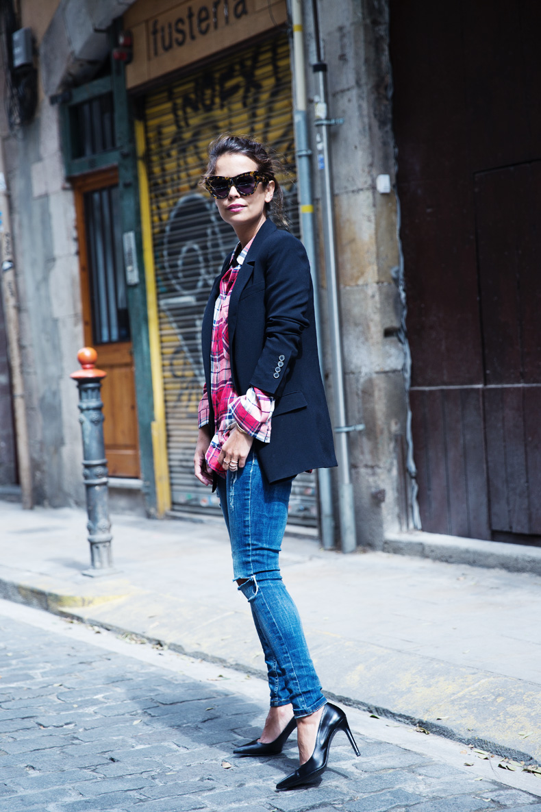 Barcelona_Travels-Belbake-Travels-Plaid_Shirt-Ripped_Jeans-Outfit-Street_Style-Collagevintage-25