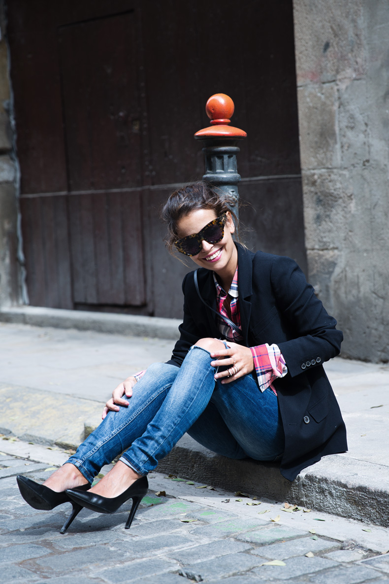 Barcelona_Travels-Belbake-Travels-Plaid_Shirt-Ripped_Jeans-Outfit-Street_Style-Collagevintage-15