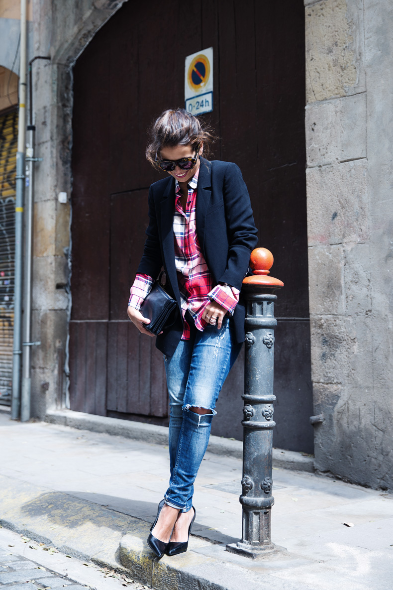 Barcelona_Travels-Belbake-Travels-Plaid_Shirt-Ripped_Jeans-Outfit-Street_Style-Collagevintage-13