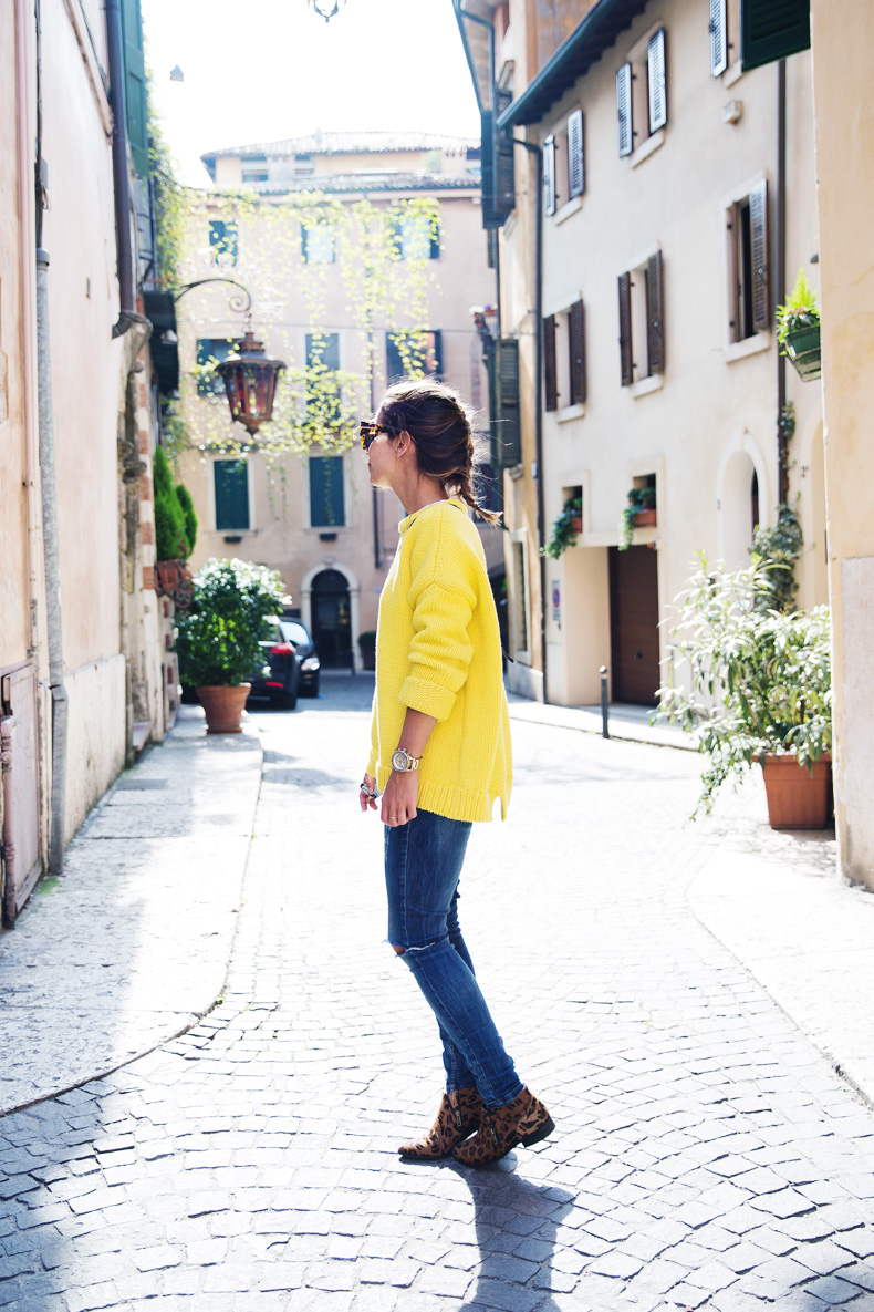 Yellow_Sweater-Ripped_Jeans-Leopard_Boots-Street_Style-Outfit-Verona-Travels-33