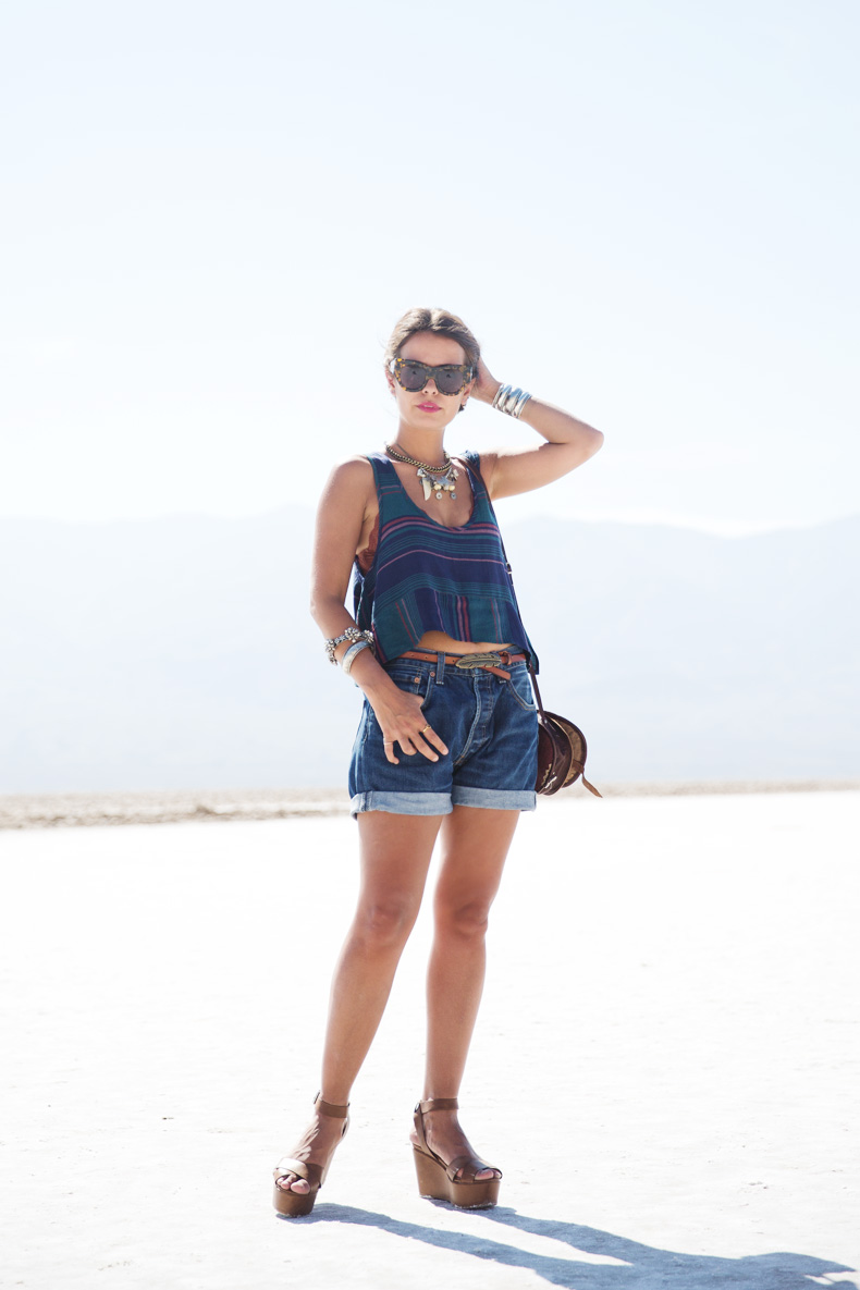 Death_Valley-Road_Trip-Urban_Outfitters-Levis-Braid-Hairdo-Collagevintage-3