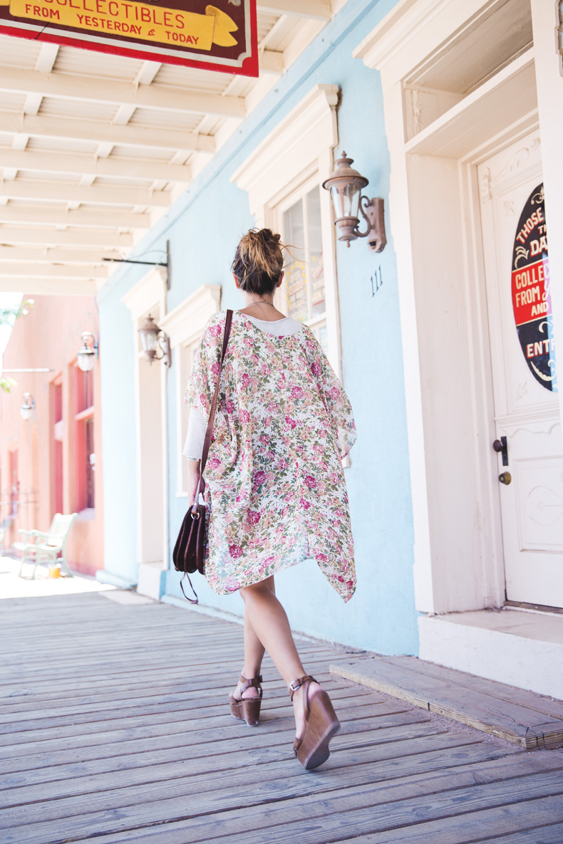 TOMBSTONE-Arizona-Trip-Road-Collage_Vintage-Levis-Floral_Kimono-Outfit-Street_Style-41