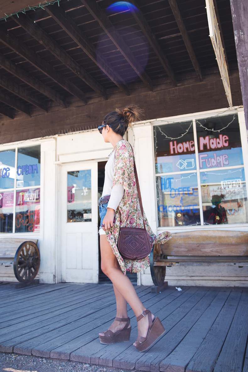 TOMBSTONE-Arizona-Trip-Road-Collage_Vintage-Levis-Floral_Kimono-Outfit-Street_Style-22