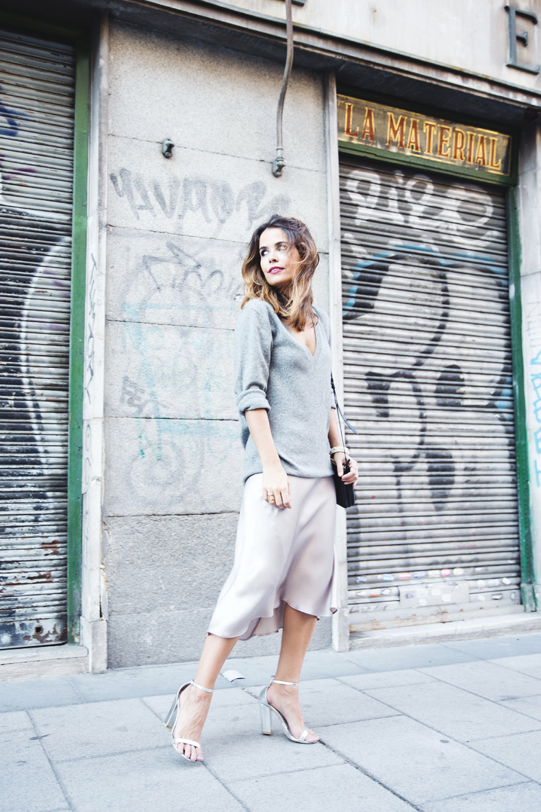Midi_Skirt-Grey_Sweater-Sunglasshut-Outfit-Street_Style