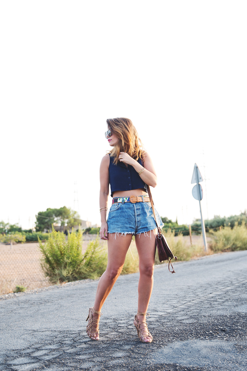 Vintage_Shorts-Cropped_Top-Lace_Up_Sandals-Outfit-Street_Style-9