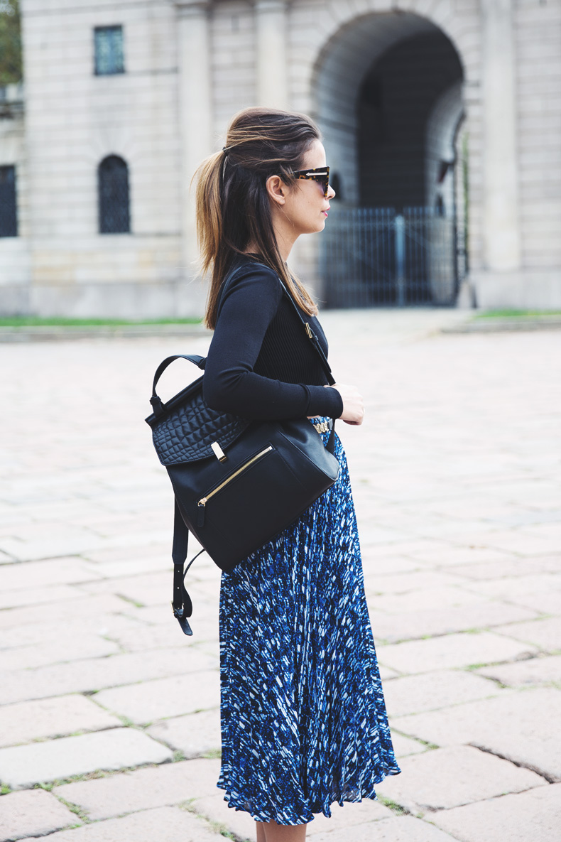 Reiss_Outfit-Midi_Pleated_Skirt-Cropped_Top-Backpack-Street_Style-MFW-14