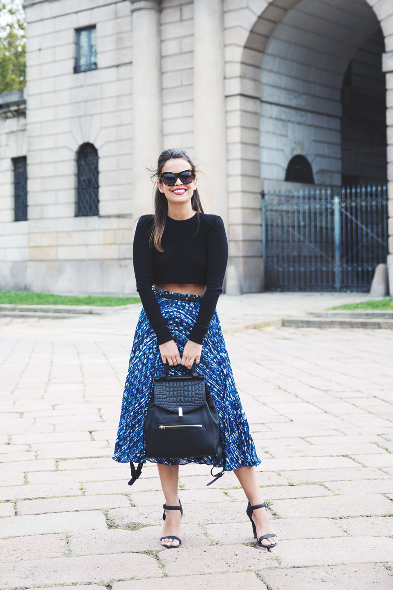 Reiss_Outfit-Midi_Pleated_Skirt-Cropped_Top-Backpack-Street_Style-MFW-26