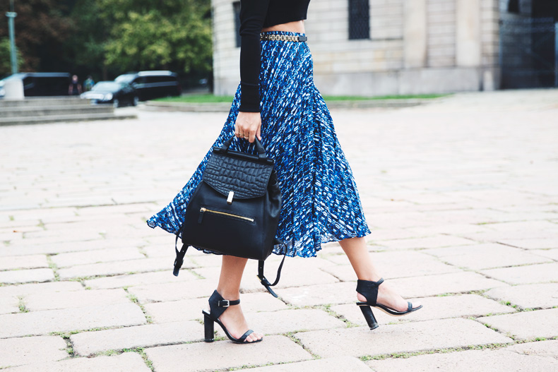 Reiss_Outfit-Midi_Pleated_Skirt-Cropped_Top-Backpack-Street_Style-MFW-50