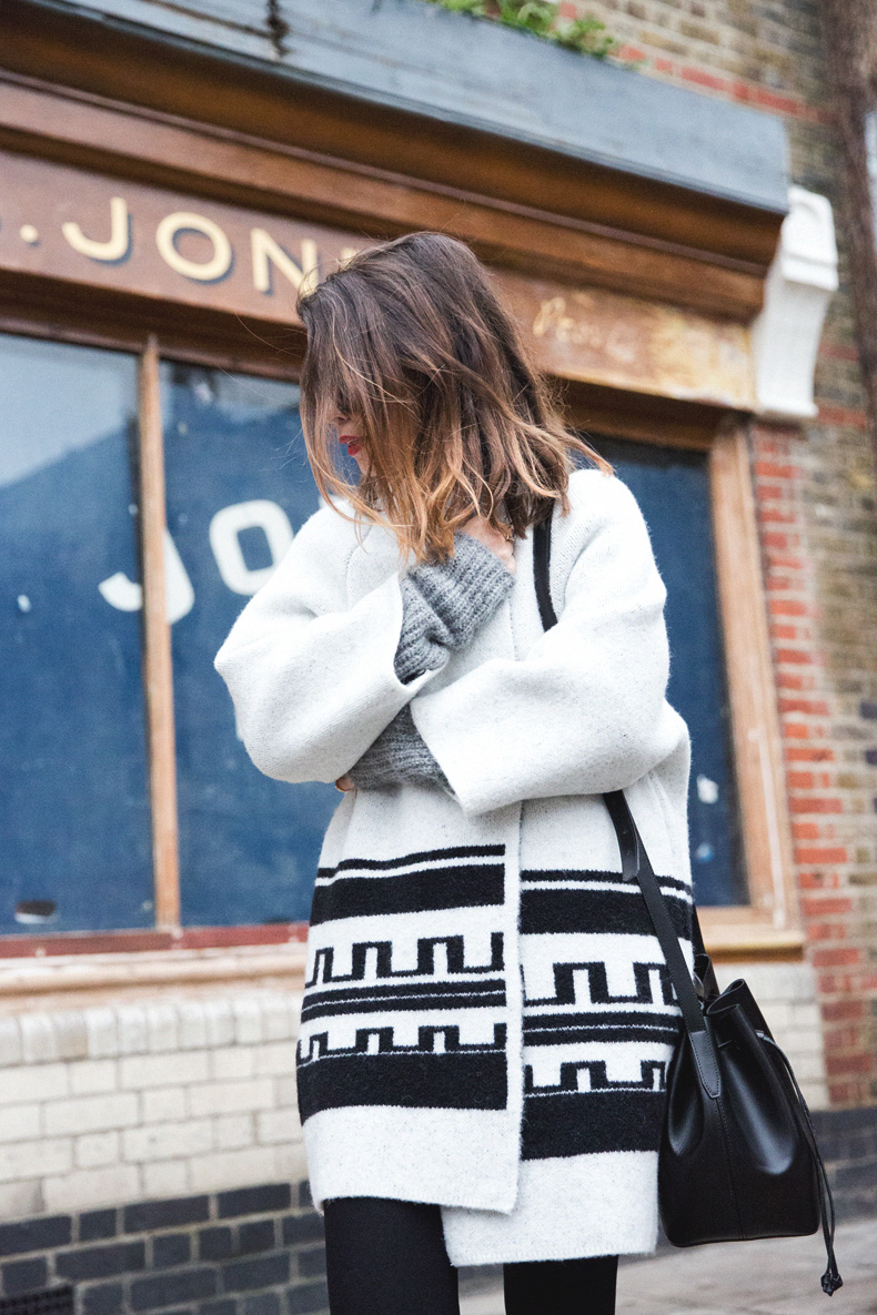 Ethnic_Coat-Black_And_White-Chained_Boots-Outfit-Street_Style-Coat-34