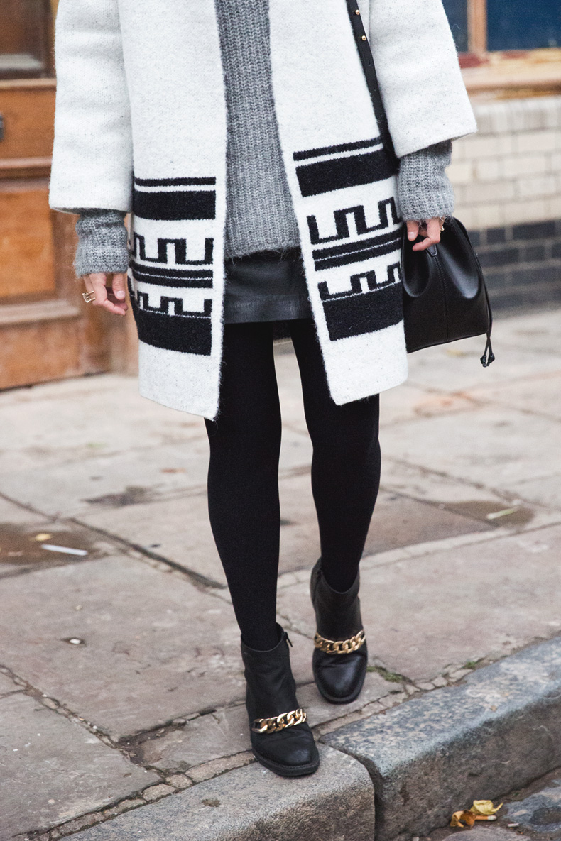 Ethnic_Coat-Black_And_White-Chained_Boots-Outfit-Street_Style-Coat-36