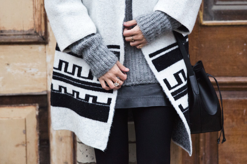Ethnic_Coat-Black_And_White-Chained_Boots-Outfit-Street_Style-Coat-39