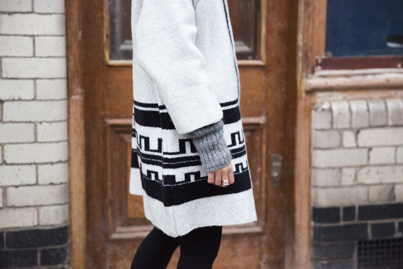 Ethnic_Coat-Black_And_White-Chained_Boots-Outfit-Street_Style-Coat-41