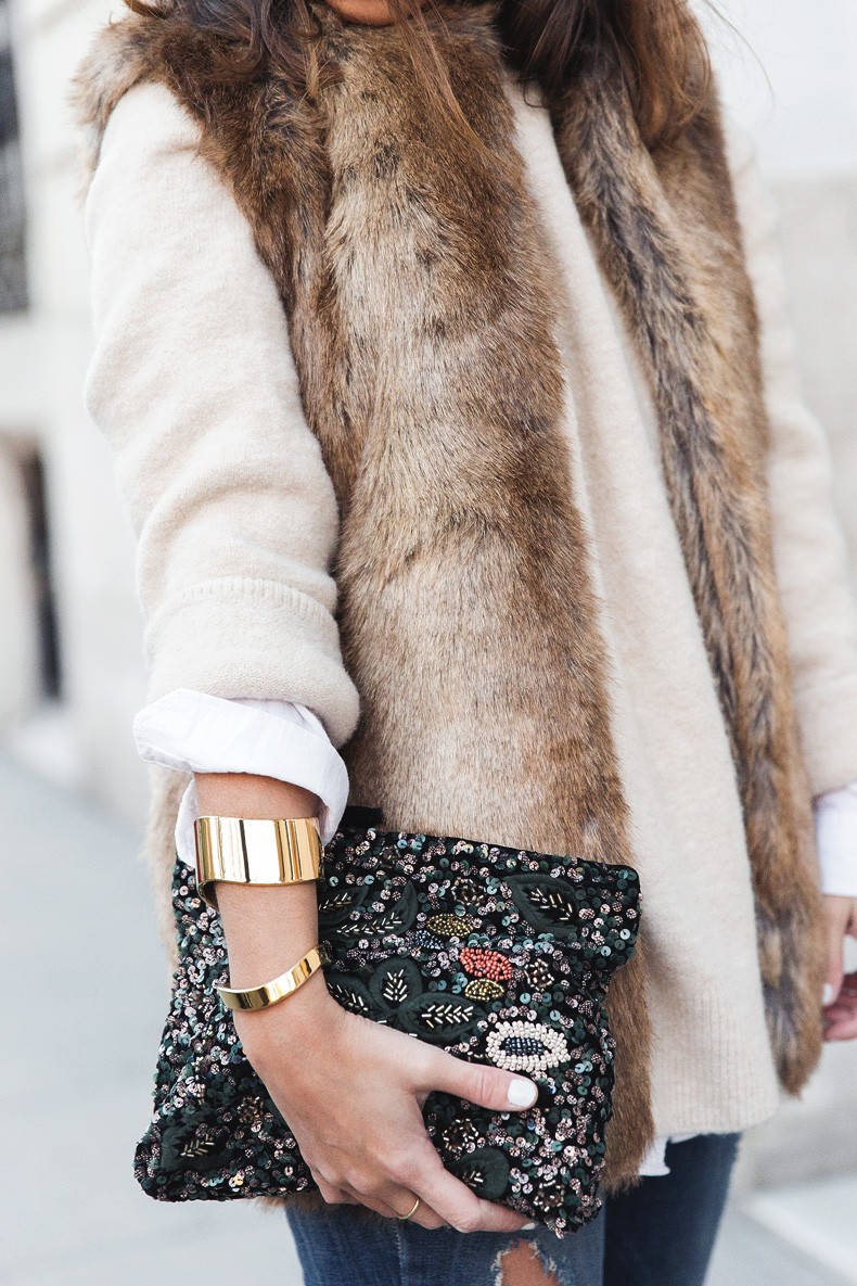 Tous_Jewelry-Faux_Fur_Vest-Ripped_Jeans-Beaded_Clutch-Outfit-Street_Style-24