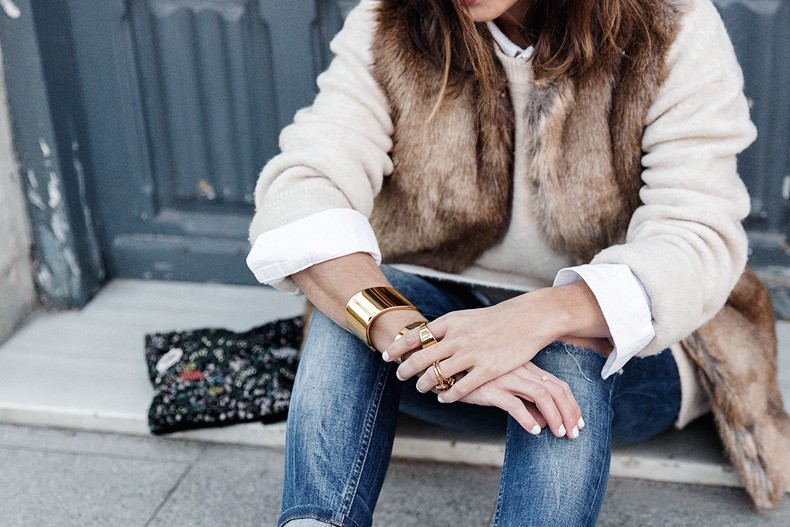 Tous_Jewelry-Faux_Fur_Vest-Ripped_Jeans-Beaded_Clutch-Outfit-Street_Style-84