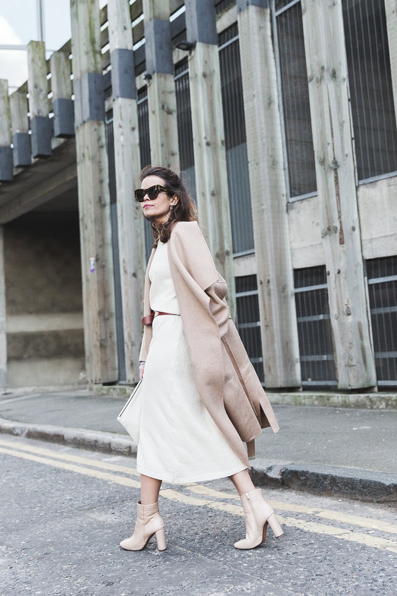 Burberry_Fall_Winter_2015-Camel_Coat-White_Dress-Nude_Booties-Clare_VIvier_OUI_Clutch-Outfit-Street_Style-LFW-London_Fashion_Week-10