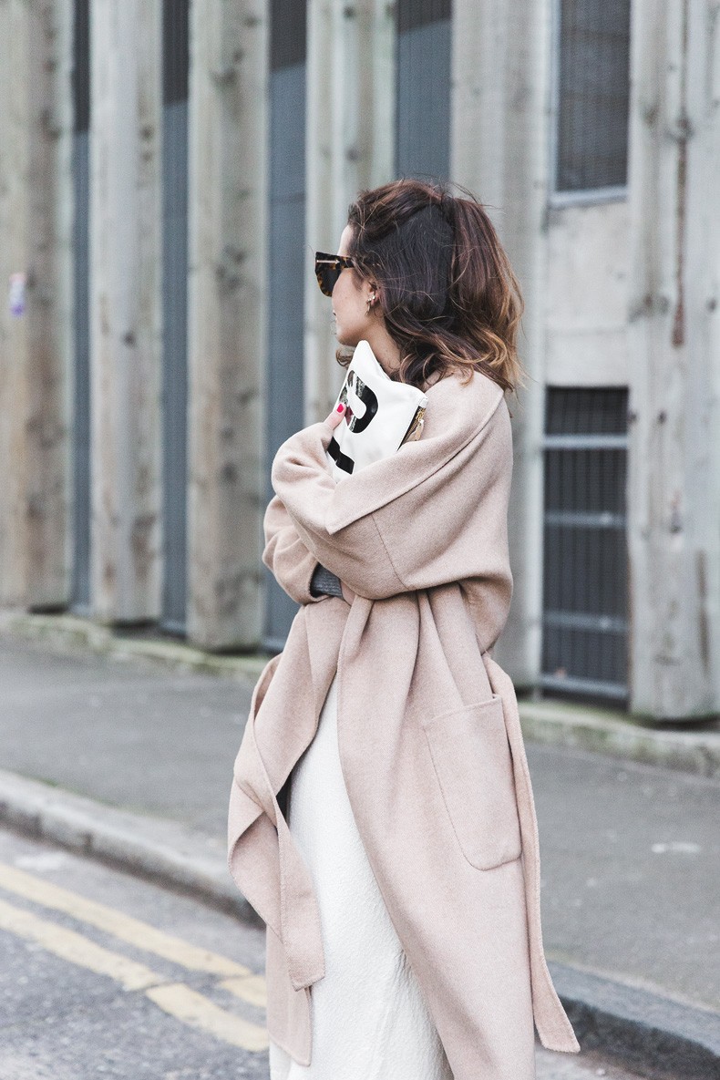 Burberry_Fall_Winter_2015-Camel_Coat-White_Dress-Nude_Booties-Clare_VIvier_OUI_Clutch-Outfit-Street_Style-LFW-London_Fashion_Week-13