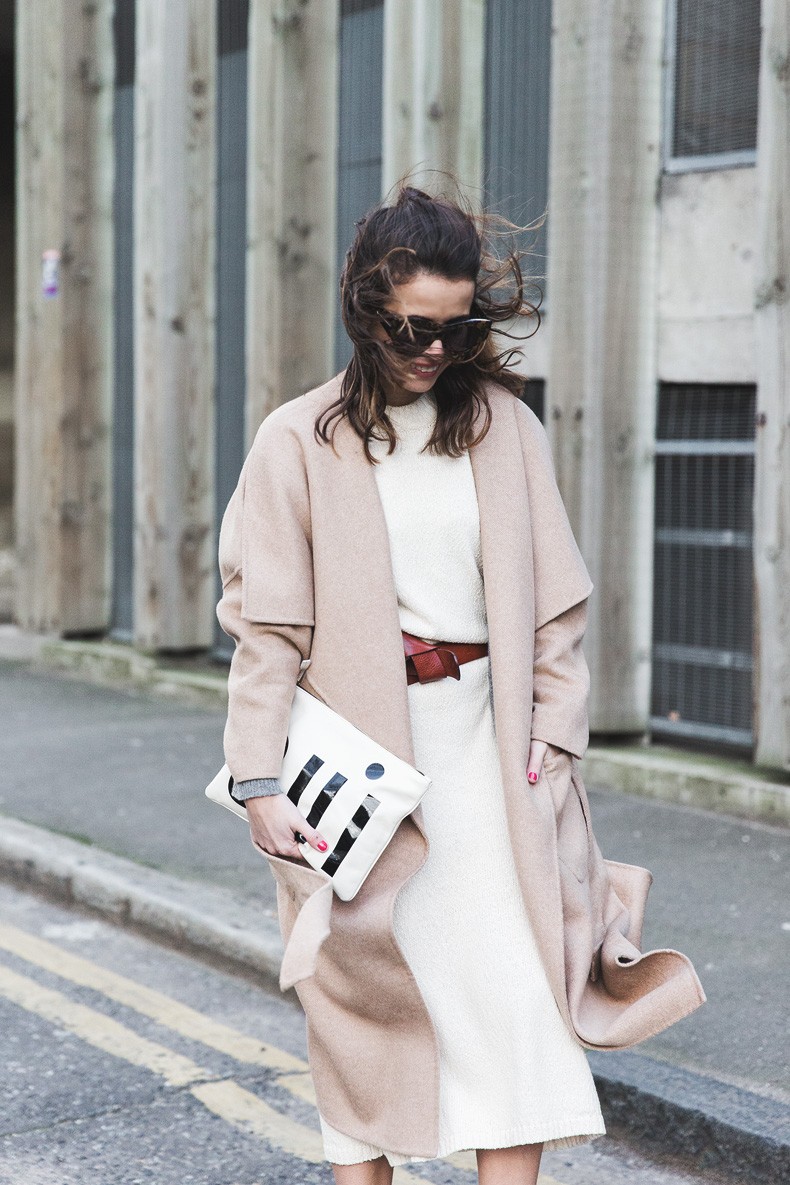 Burberry_Fall_Winter_2015-Camel_Coat-White_Dress-Nude_Booties-Clare_VIvier_OUI_Clutch-Outfit-Street_Style-LFW-London_Fashion_Week-14