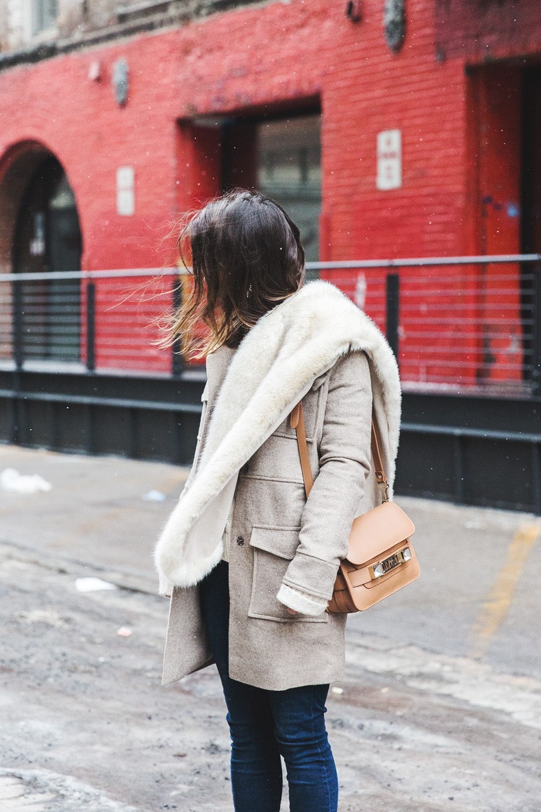 New_York_Fashion_Week-Fall_Winter_2015-Asos_Beige_Coat-Faux_Fur_Scarf-Ikkii_Boots-Winter_Outfit-Street_STyle-NYFW-Collage_Vintage-Maje_Sweater-4