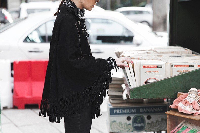 Fringed_Suede_Poncho-Maje-Exclusive-Bandana-Hat-Skinny_Jeans-Outfit_Street_Style-4