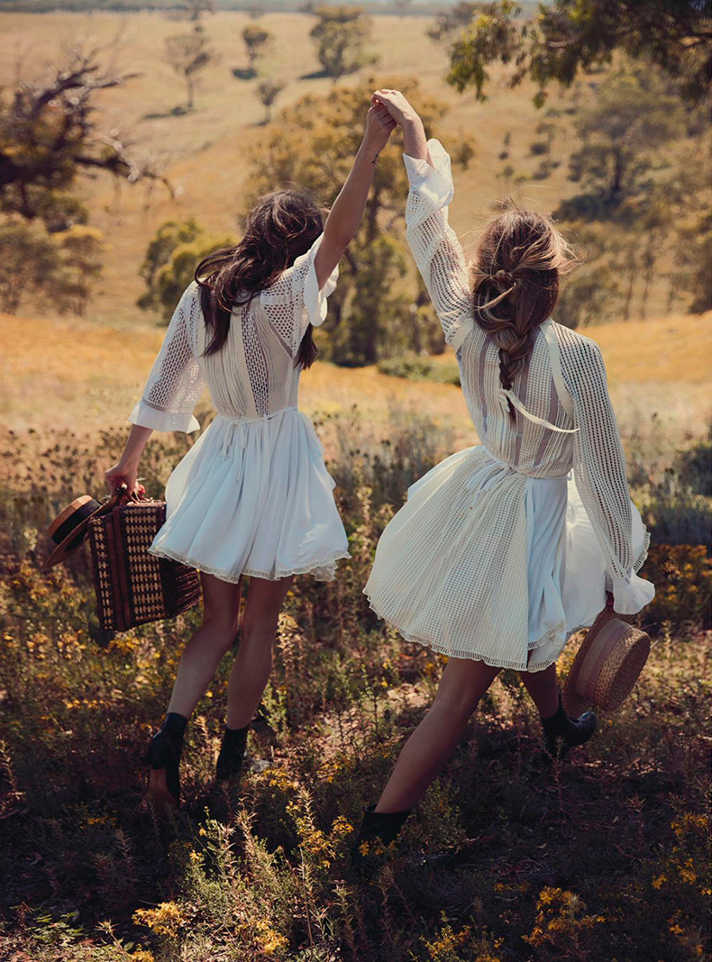 Тереза Палмер и Фиби Тонкин в фотосессии для Vogue Австралия