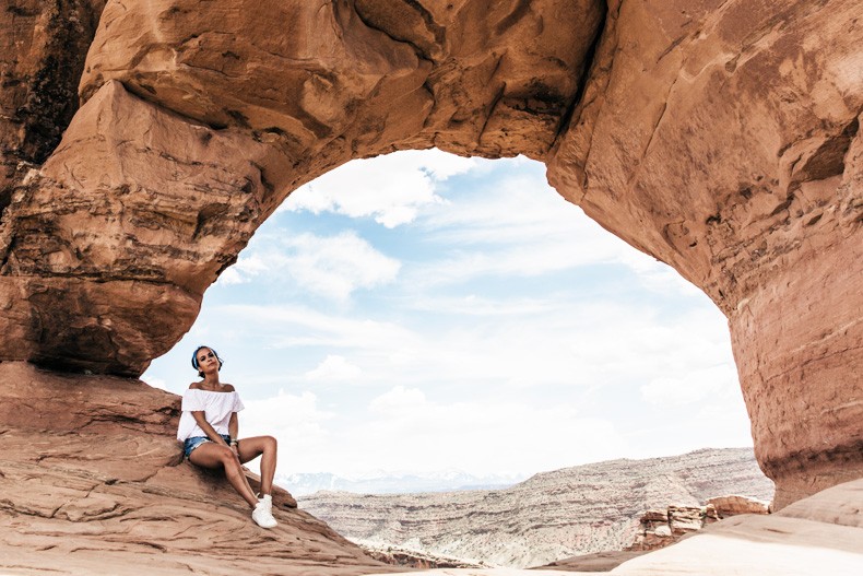 Arches_National_Park-Utah-Dead_Horse_Point-Canyonlands-Off_The_Shoulder_Top-Bandana_Turbant-Converse-Travel_Look-Outfit-Collage_Vintage-80