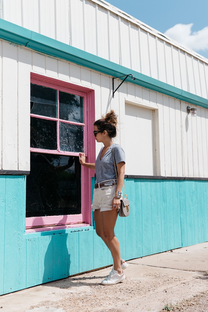 Vintage_Levis-Maje_Belt-New_Mexico-Route_66-Outfit-Street_Style-Sneakers-Travel_Look-10