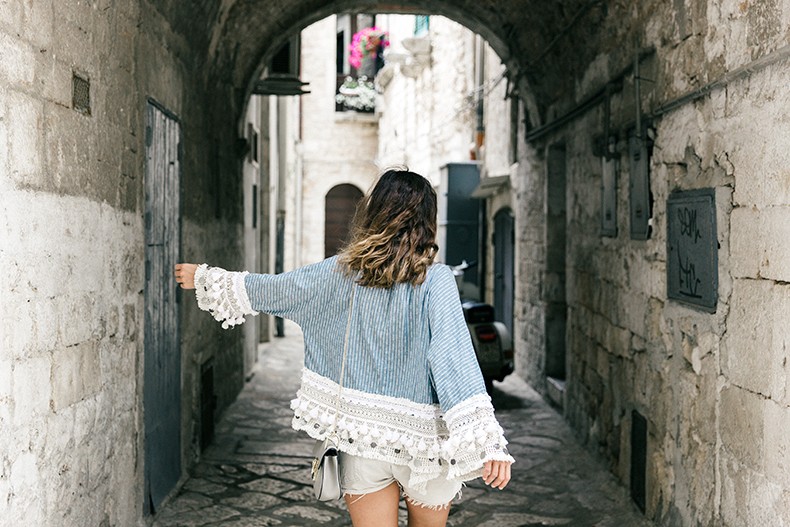 Conversano-Italy_road_trip-Poncho-Levis-Outfit-Isabel_Marant-Collage_Vintage-36