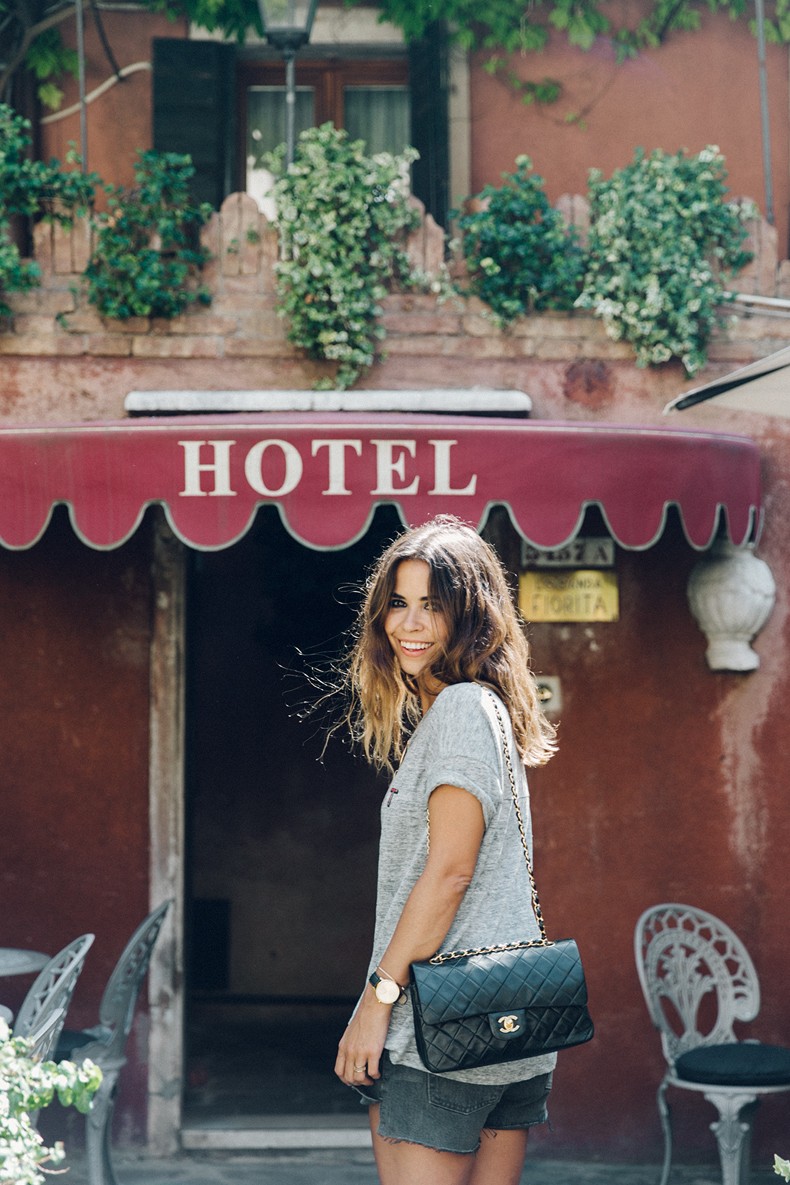 Venezia-Collage_On_The_Road-Levis_Shorts-Madewell_Top-Chanel_Vintage_Bag-Espadrilles-Outfit-60
