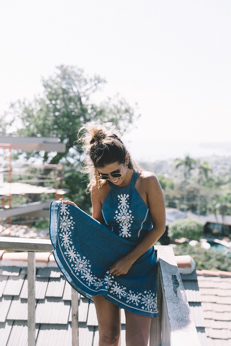 Laguna_Beach-California-Denim_Dress-Embroidery_Details-Lovers_And_Friends-Outfit-Open_Back-Silver_Flat_Sandals-Collage_On_The_Road-Outfit-2