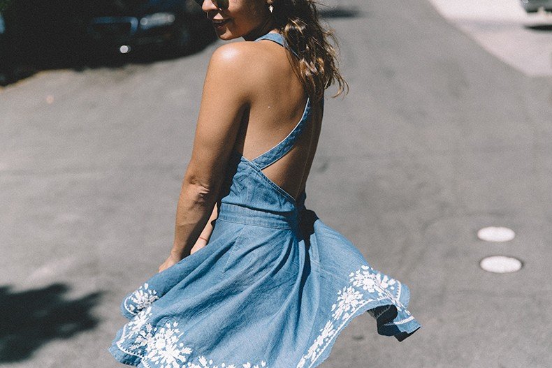 Laguna_Beach-California-Denim_Dress-Embroidery_Details-Lovers_And_Friends-Outfit-Open_Back-Silver_Flat_Sandals-Collage_On_The_Road-Outfit-25