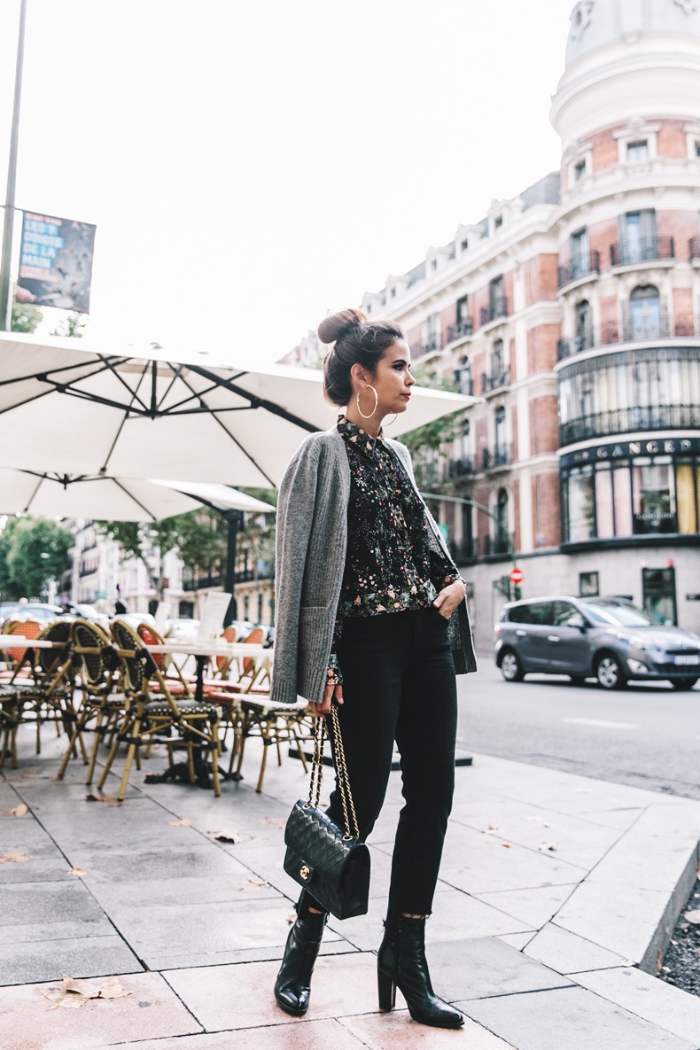 Ladies_in_Levis-Serie_711-Grey_Jacket-Floral_Blouse-Big_Loop_Earrings-Black_Boots-Outfit-35