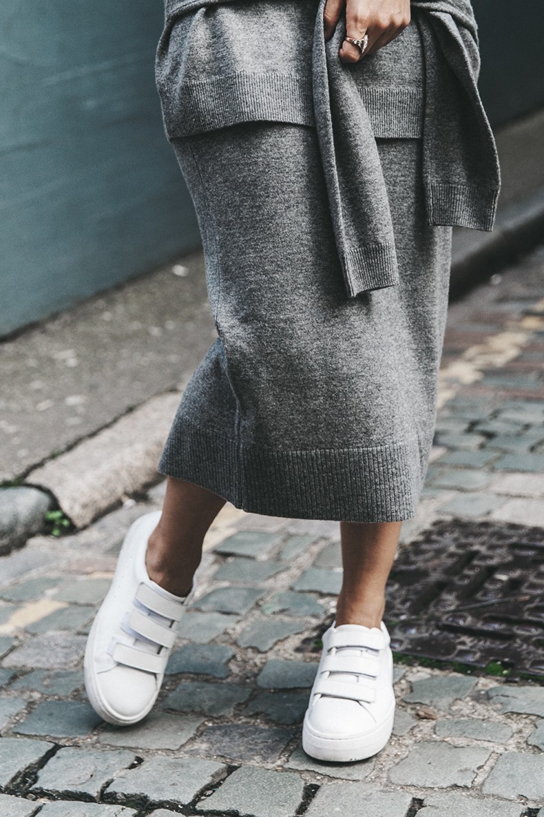 London_LFW-Sandro-White_Sneakers-Grey_Look-Midi_Skirt-Outfit-Street_Style-Chanel_Vintage_Bag-3