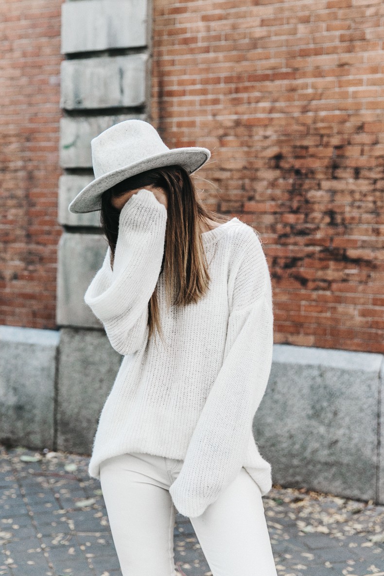 Denim_Coat-White_Outfit-GRey_Hat-Lack_OF_Colors-Sneakers-Outfit-Street_Style-23