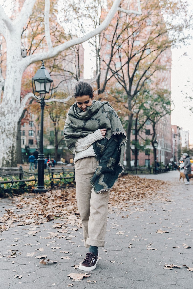 New_York-NYC-Collage_Vintage-Aritzia-Scarf-Masculine_Trousers-Superga_Sneakers-Outfit-Look_of_the_Day-Street_Style-3