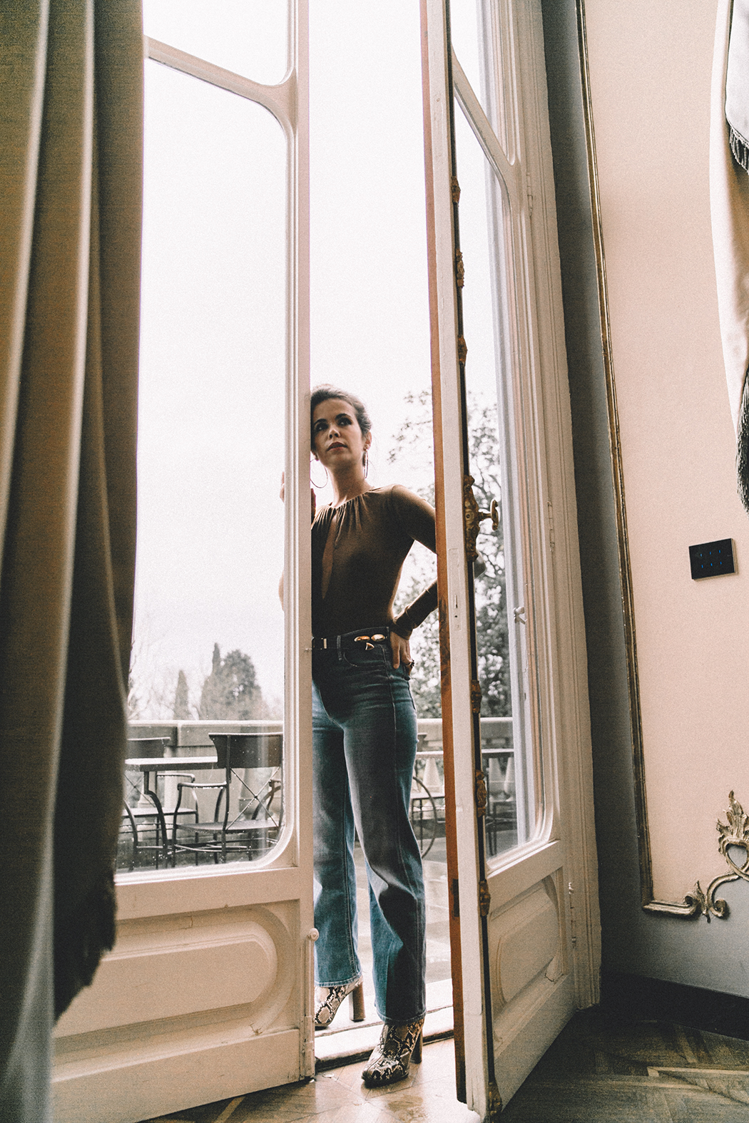 Luisa_Via_Roma-Firenze_For_Ever-Camel_Body-Reformation-Mother_Jeans-Snake_Boots-Hoop_Earrings-Outfit-Collage_Vintage-Florence-Villa_Cora_Hotel-85
