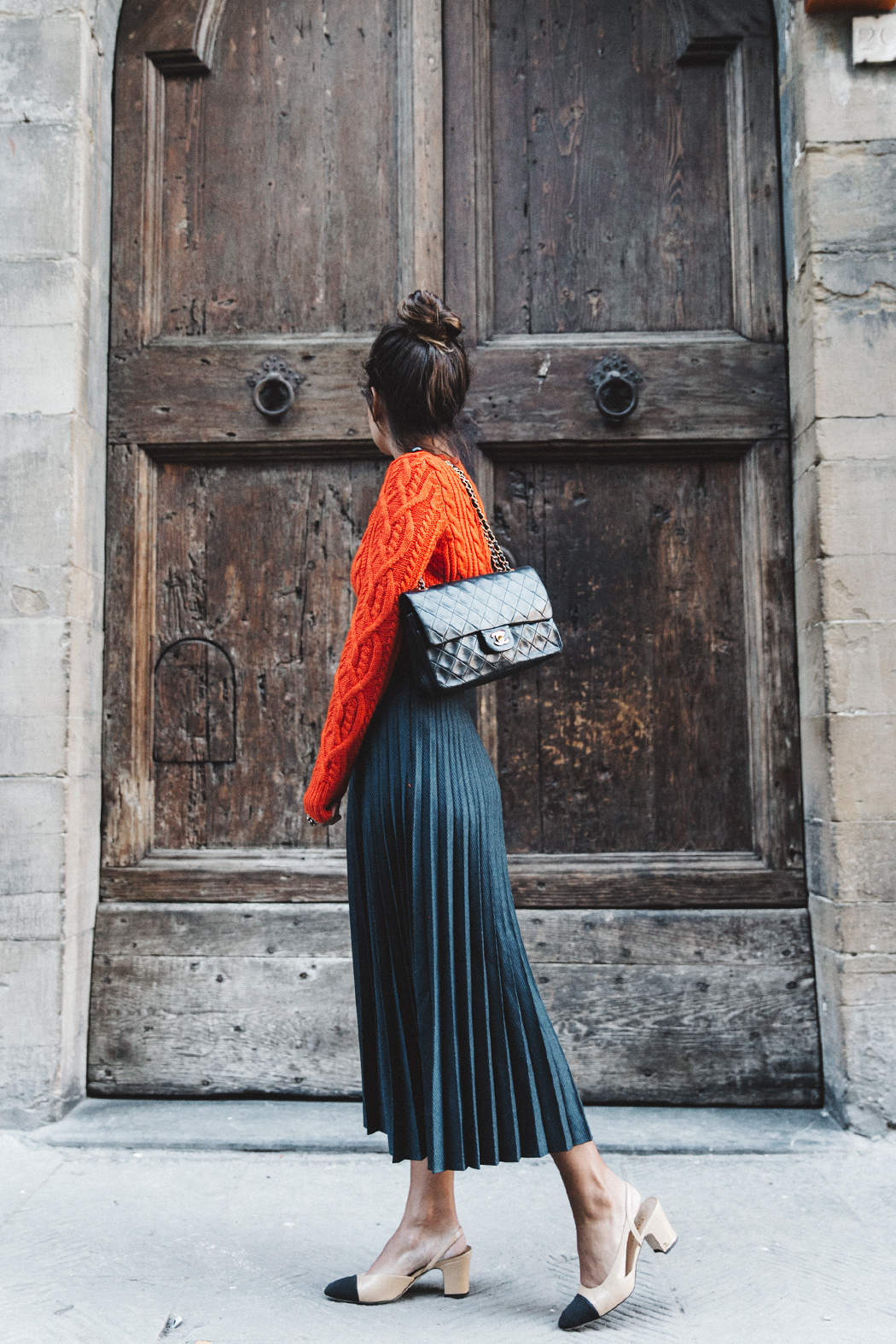 Orange_Sweater-Midi_Skirt-Slingback_Shoes_Chanel-Vintage_Bag-Florence-Outfit-Street_Style-10