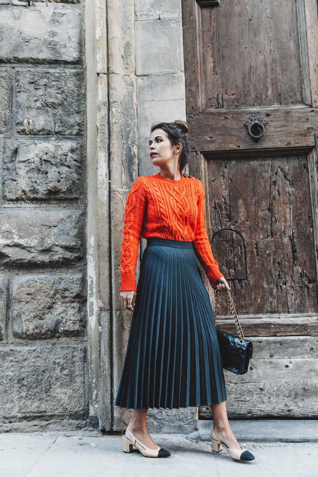 Orange_Sweater-Midi_Skirt-Slingback_Shoes_Chanel-Vintage_Bag-Florence-Outfit-Street_Style-15