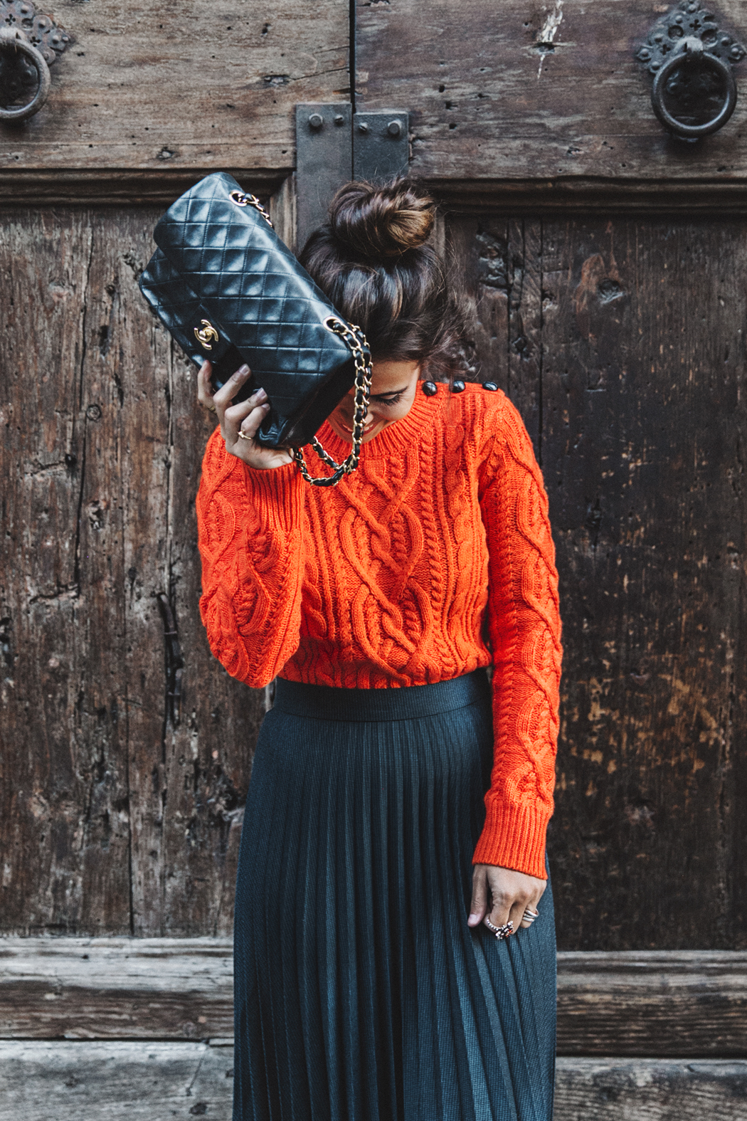 Orange_Sweater-Midi_Skirt-Slingback_Shoes_Chanel-Vintage_Bag-Florence-Outfit-Street_Style-32