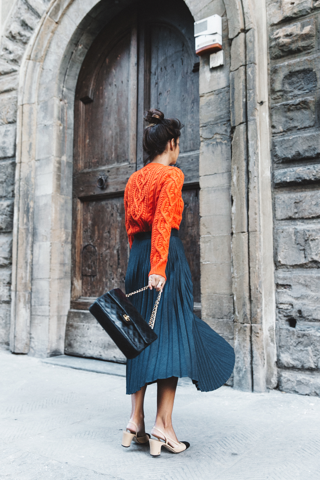 Orange_Sweater-Midi_Skirt-Slingback_Shoes_Chanel-Vintage_Bag-Florence-Outfit-Street_Style-7