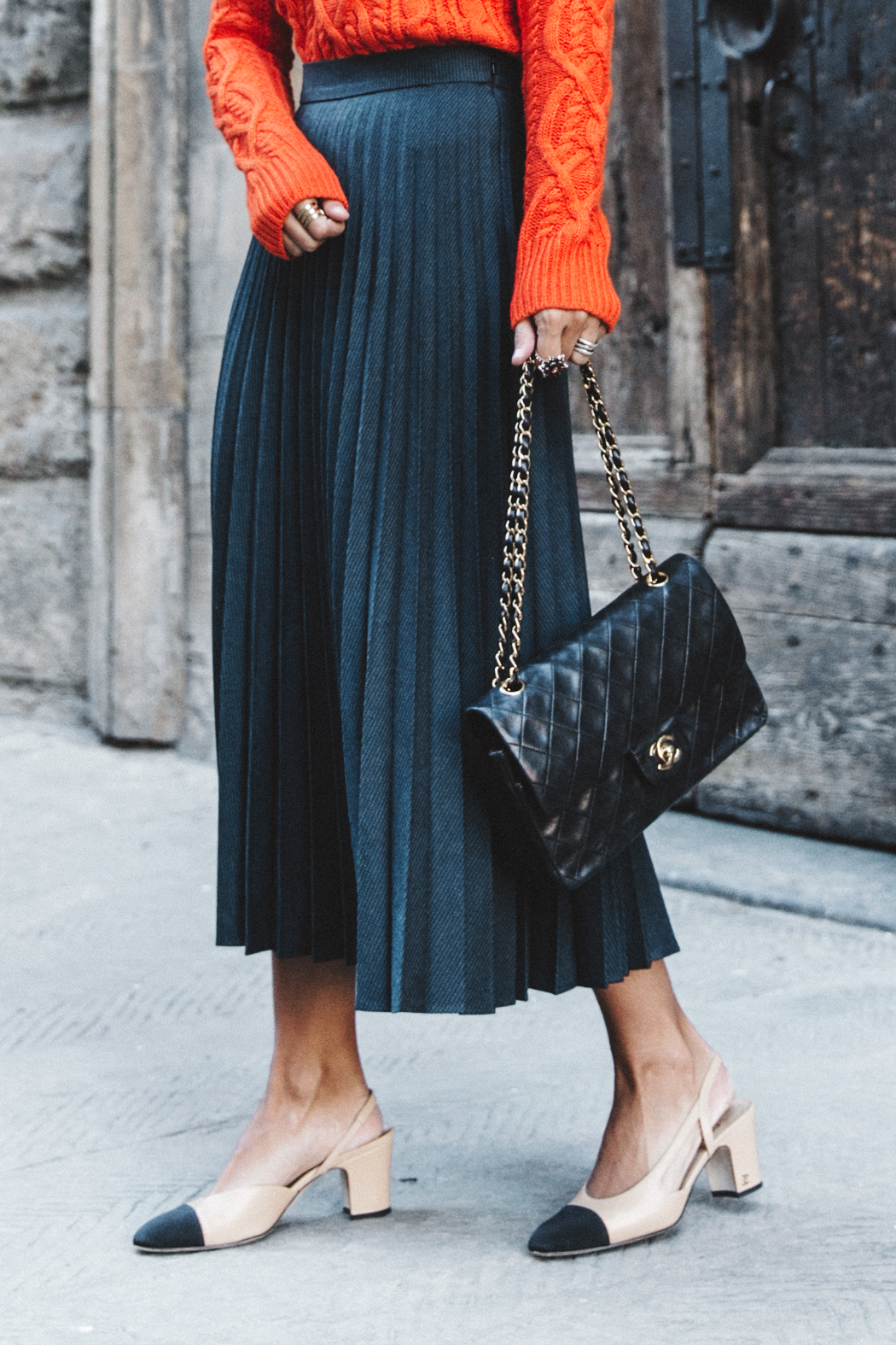 Orange_Sweater-Midi_Skirt-Slingback_Shoes_Chanel-Vintage_Bag-Florence-Outfit-Street_Style-8