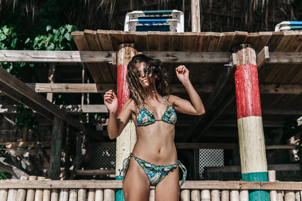 Belmont_Beach-Jamaica-Travels-Collage_On_The_Road-Como_Un_Pez_En_El_Agua-Bikini-Tropical_Print-Summer_Look-Beach-38
